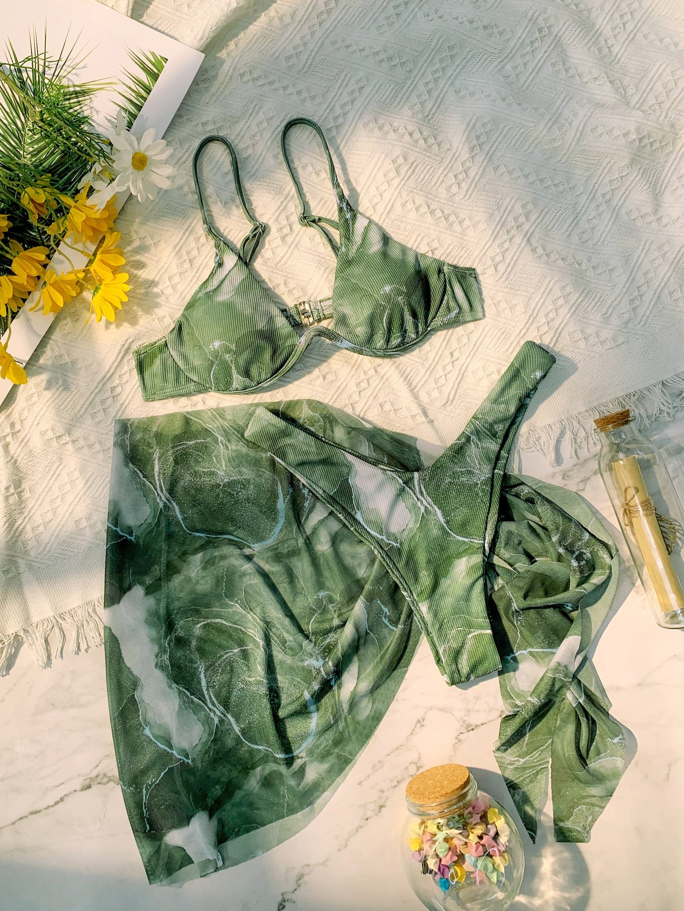 Conjunto GLOZIFY com biquíni marmorizado e saia, visual elegante e completo para praia