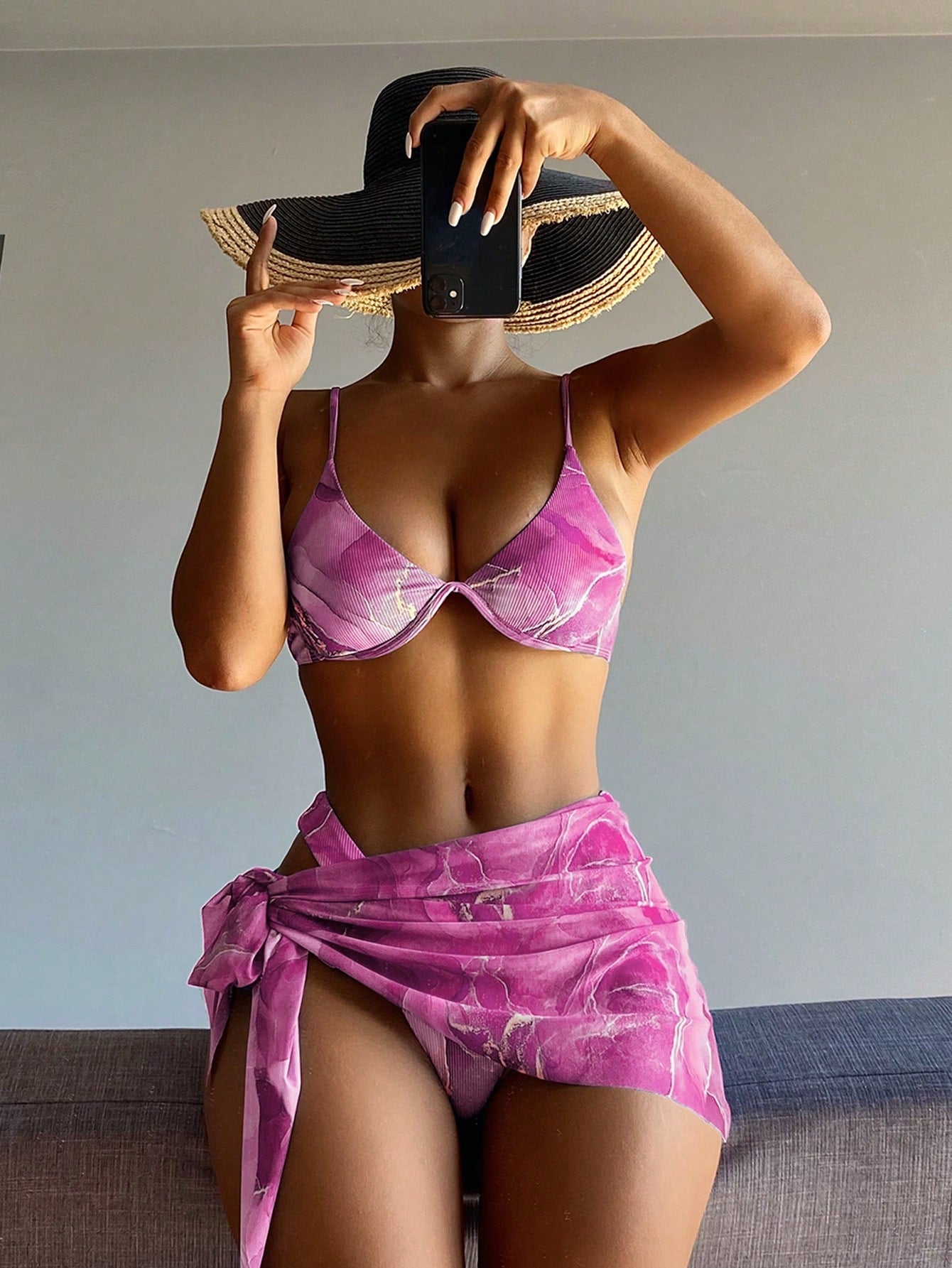 Conjunto GLOZIFY com biquíni marmorizado e saia, visual elegante e completo para praia