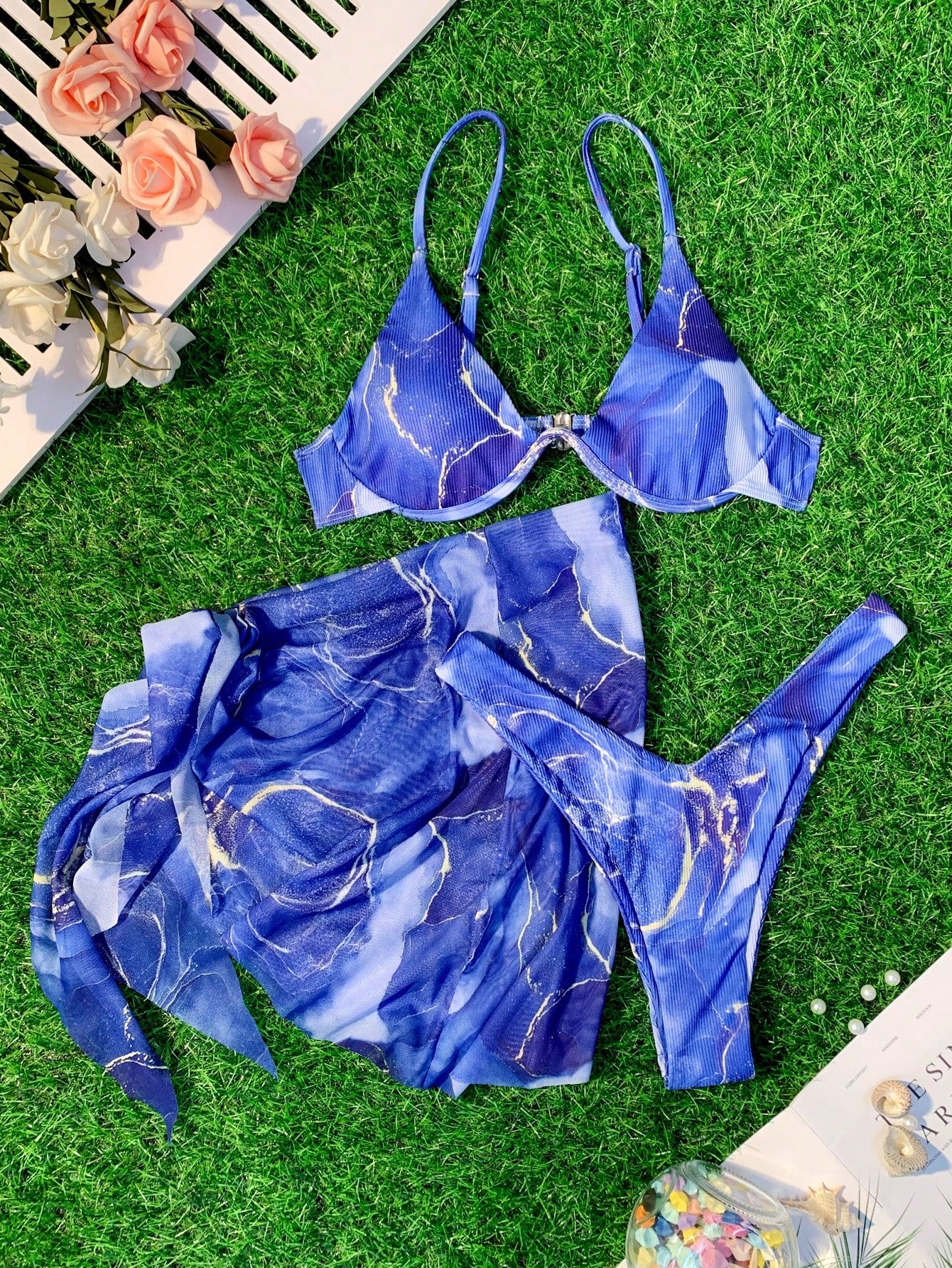 Conjunto GLOZIFY com biquíni marmorizado e saia, visual elegante e completo para praia