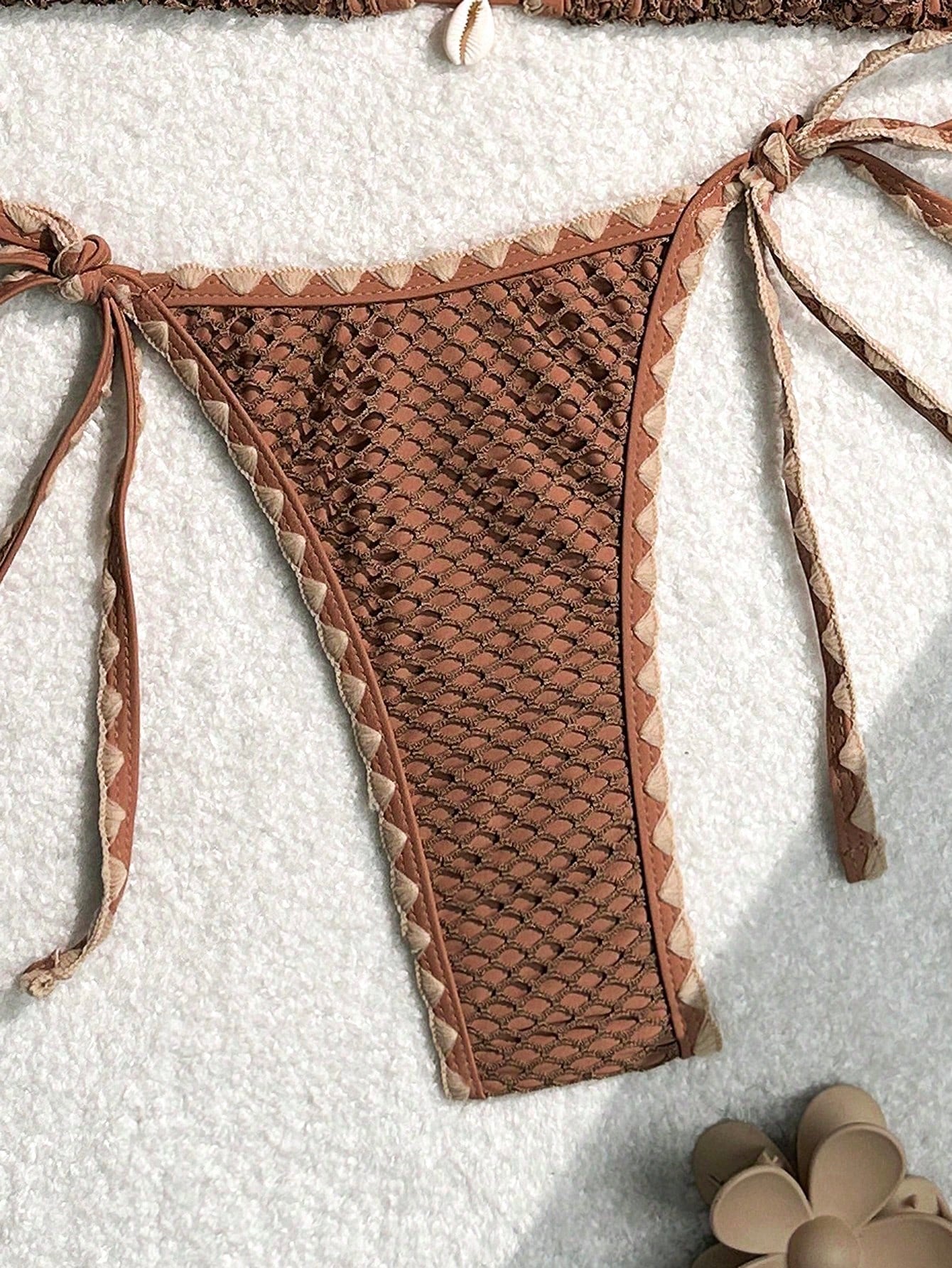 Biquíni liso GLOZIFY com amarração no pescoço e calcinha ajustável, ideal para praia e verão